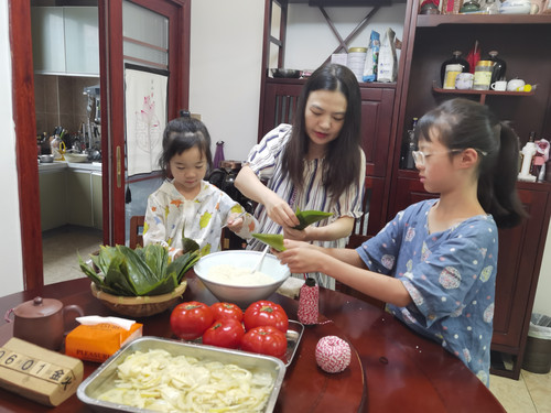 岳琳亲子照（女儿冯子馨 冯迹渊）.jpg